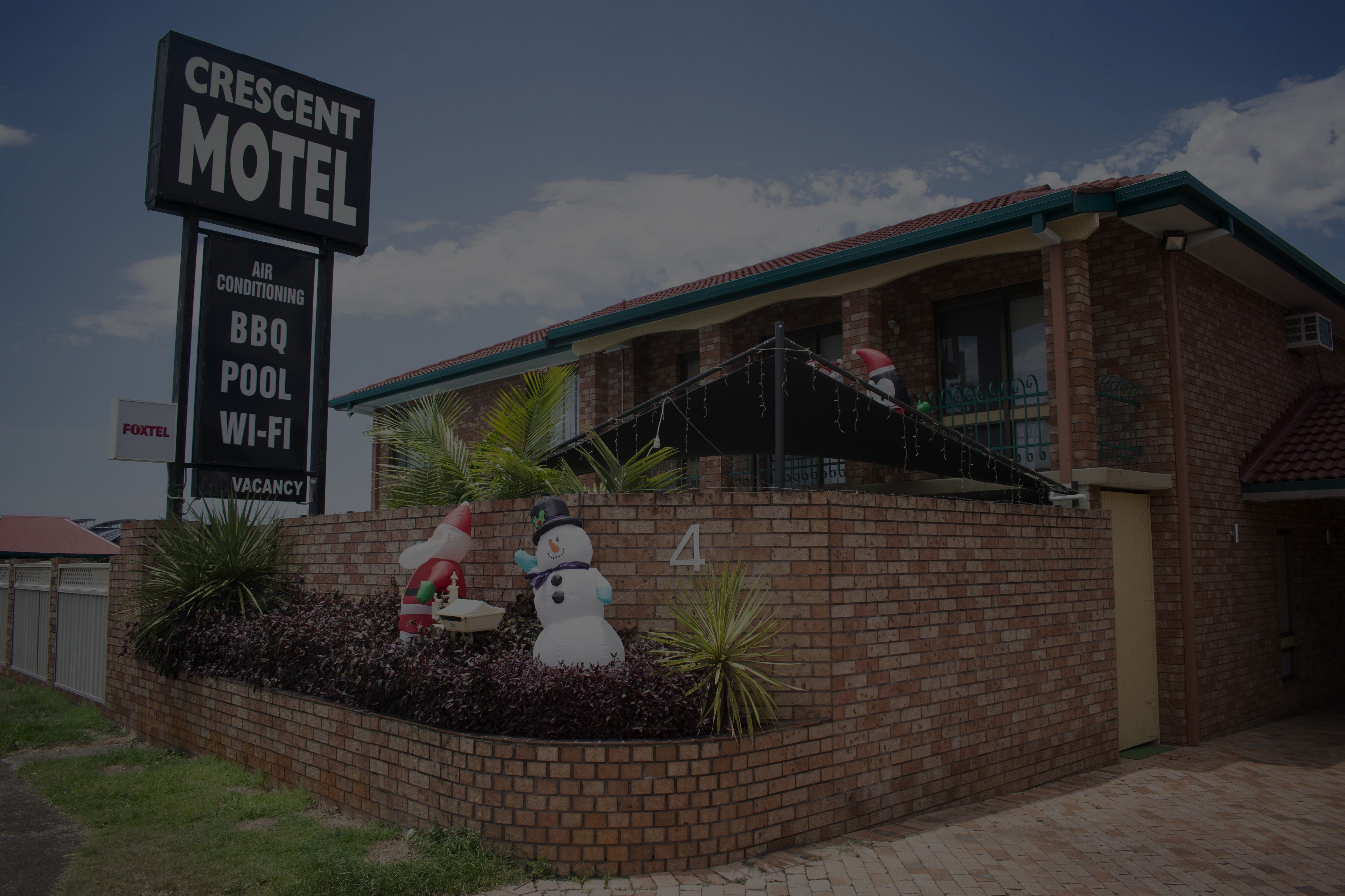 CRESCENT MOTEL 4/43