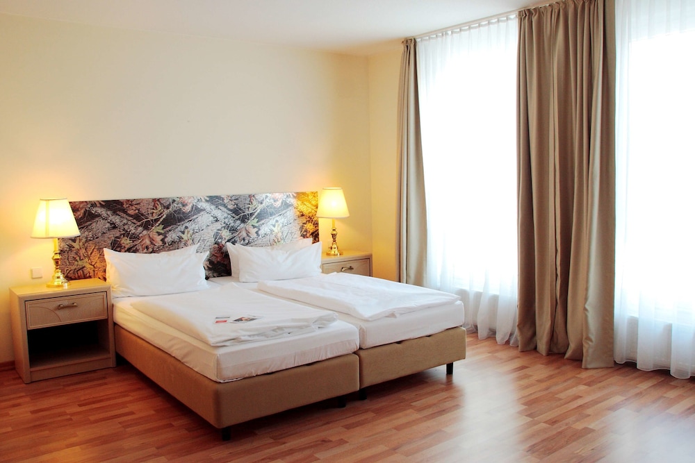 Am Schloss Kopenick By Golden Tulip Ex Best Western Hotel Am Schloss Koepenick 24/77