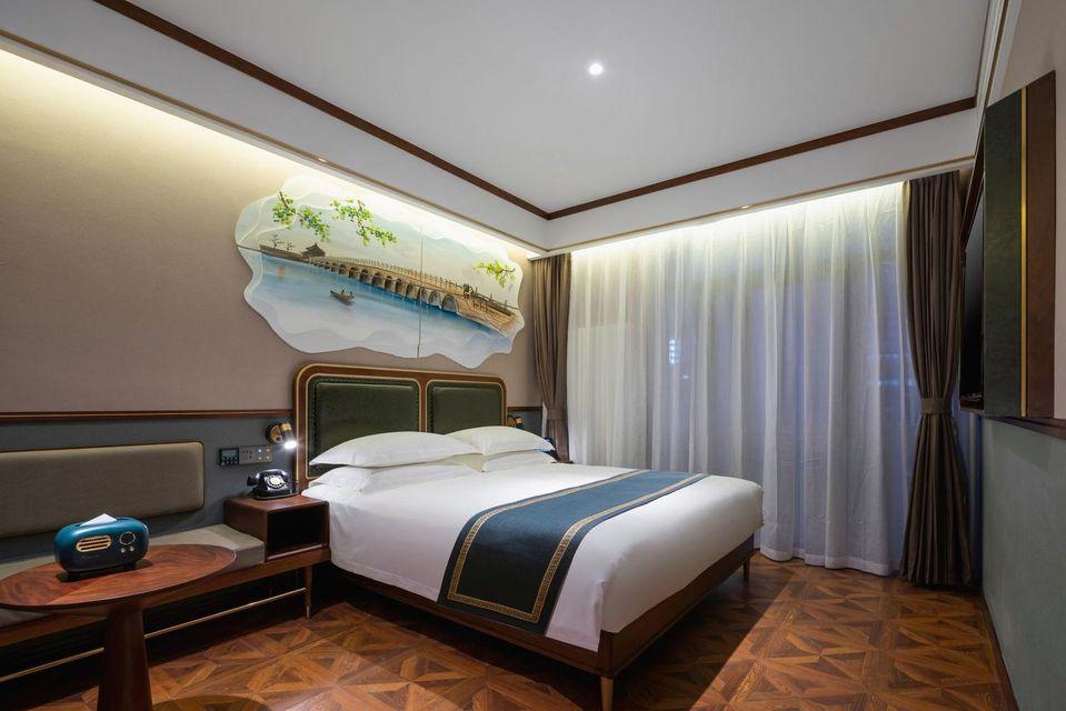 Smart, King Bed