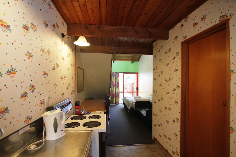 Larchwood Motel 2/25