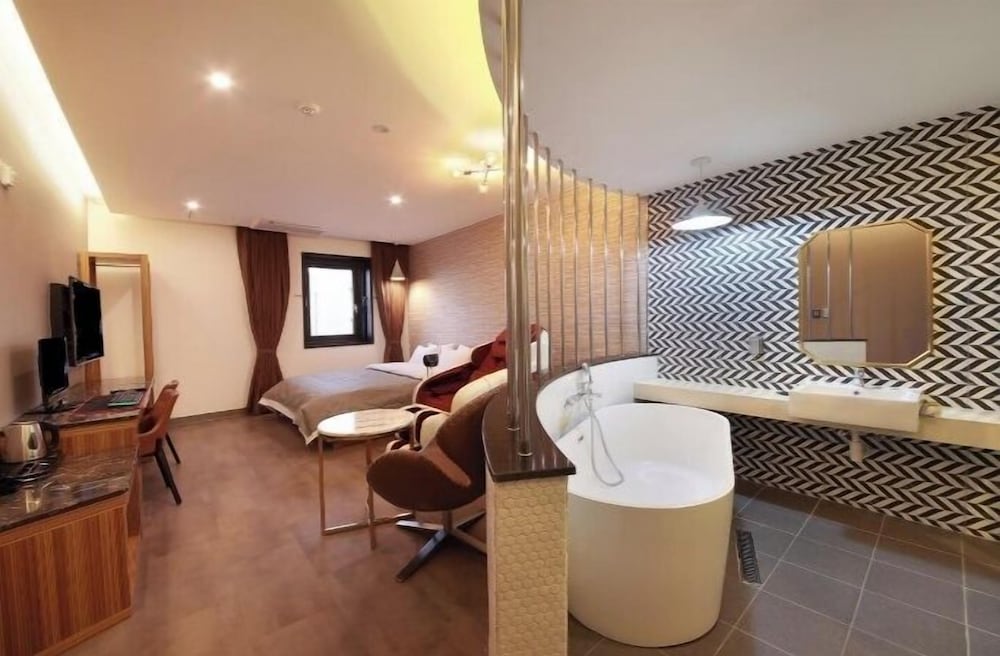 Gimpo ASSEM Hotel 50/50