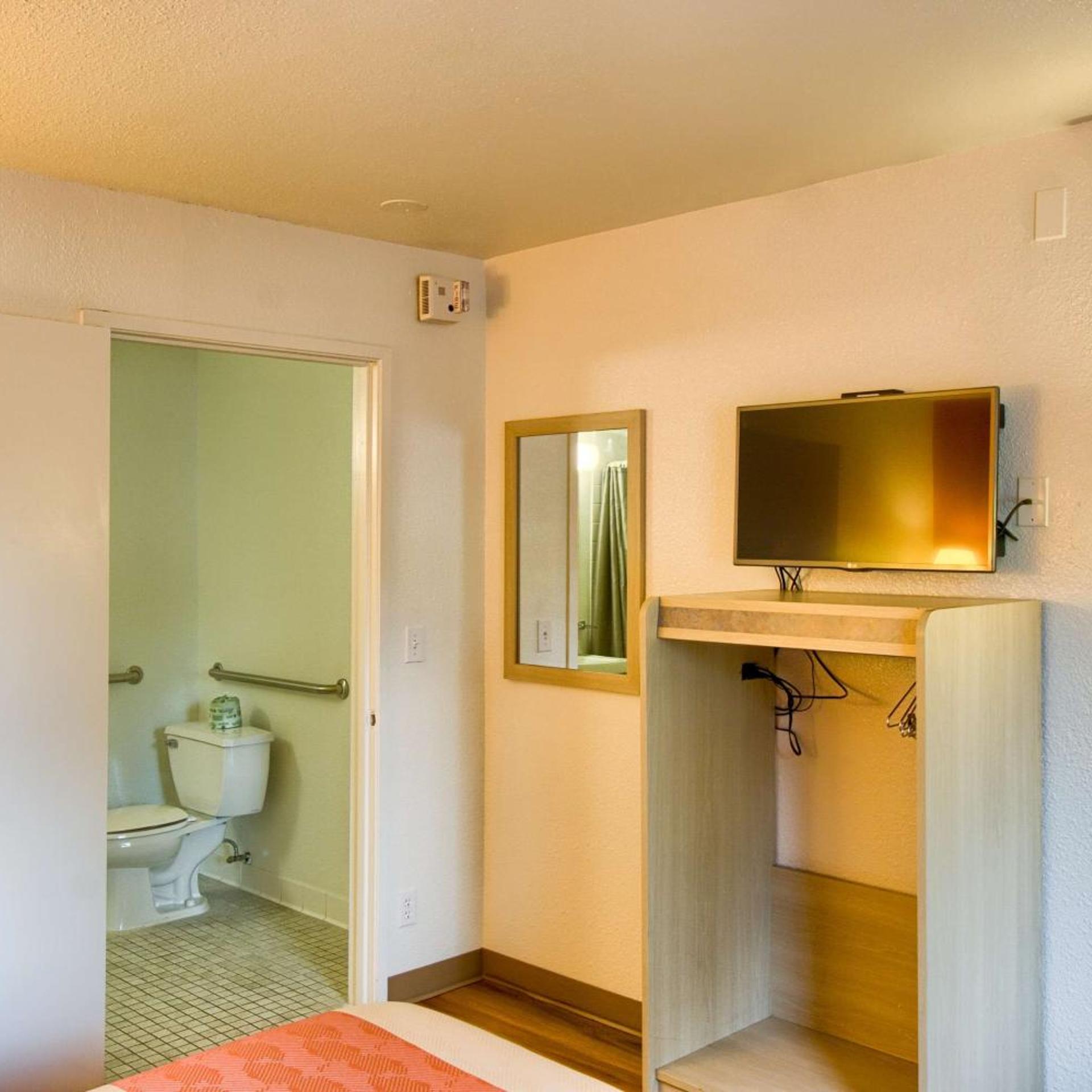 1 Full Bed ADA/RI Shower، Motel6 Everett, WA - North 10/10