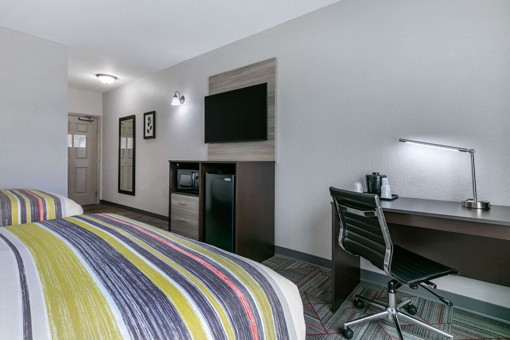 Clarion Pointe Columbus-Bradley Park 23/39