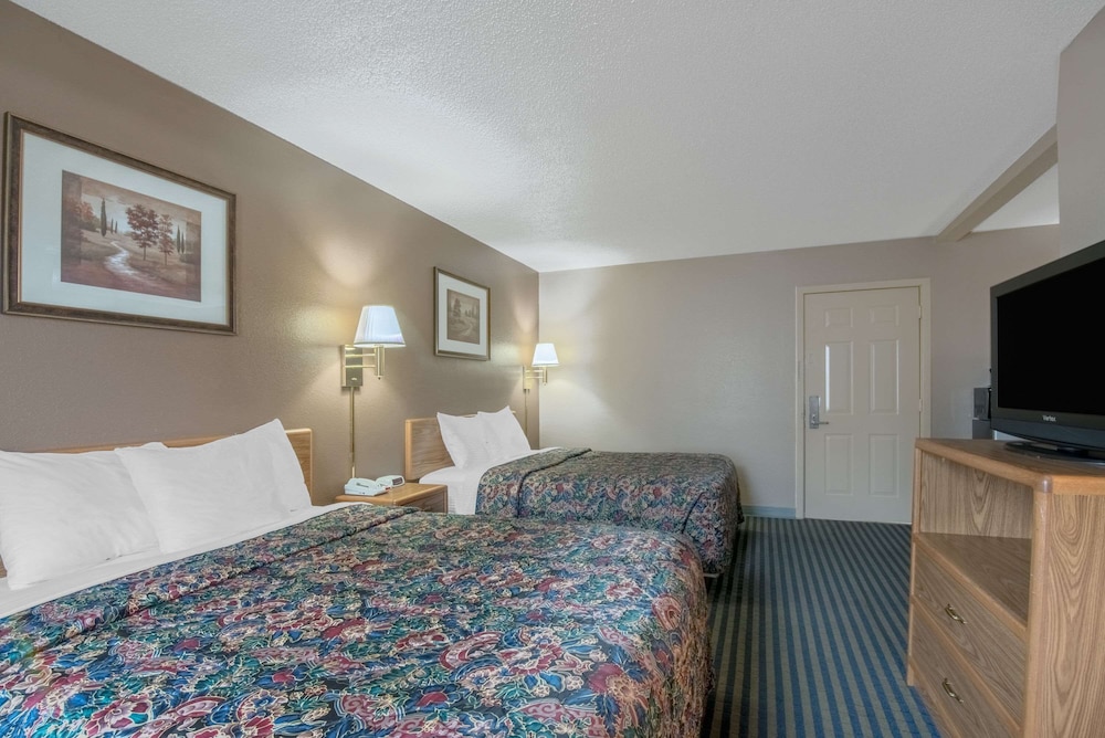 Days Inn by Wyndham Jamestown 13/37