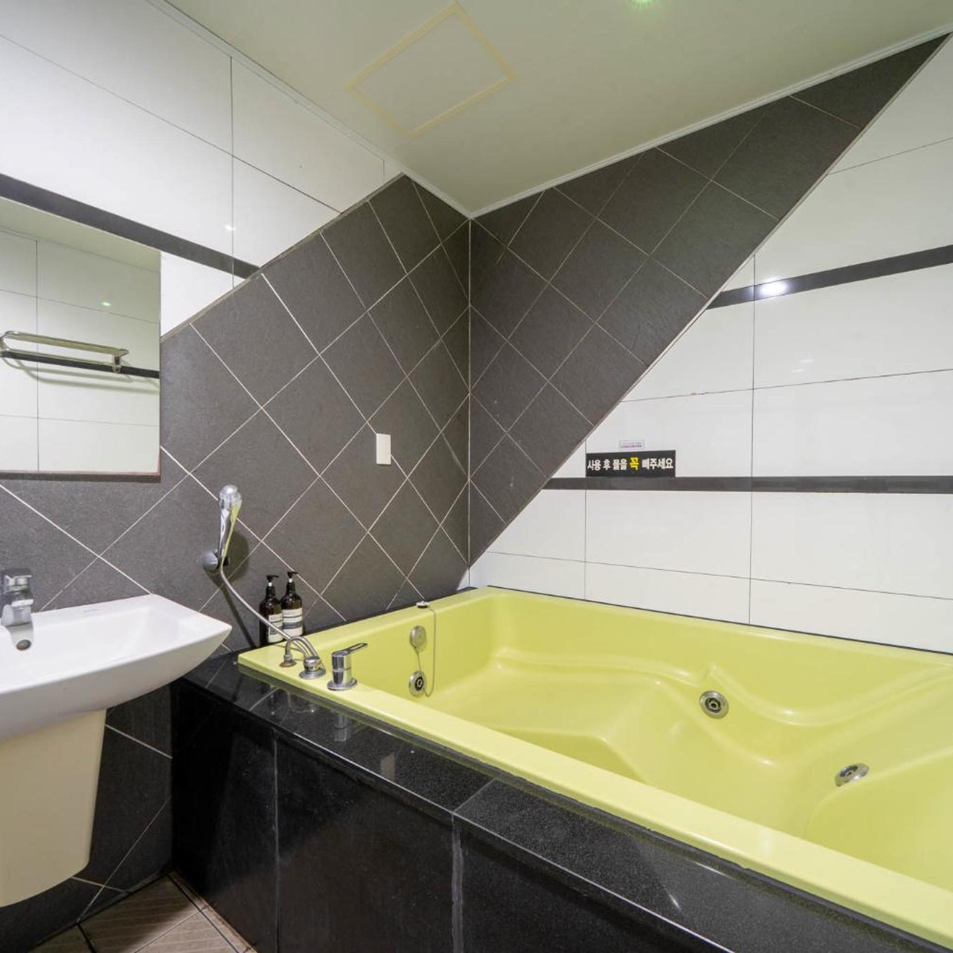 Ava Hotel Changwon 95/99