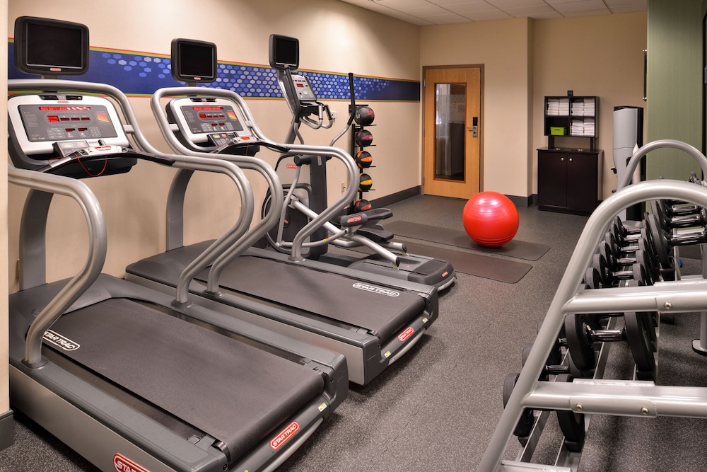 Hampton Inn Suites Ontario 25/60