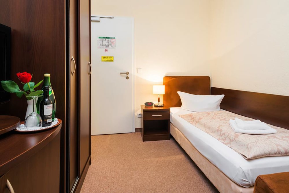 Upper Room Hotel 24/73