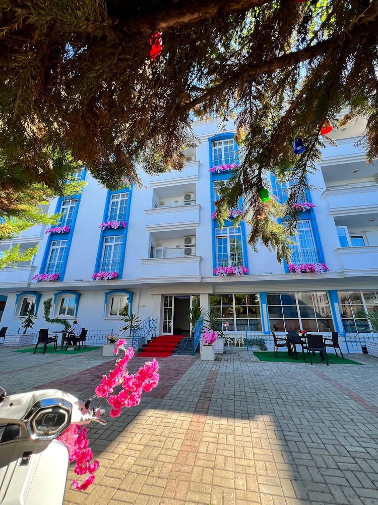 Andalouse Airport Suite Hotel 48/50