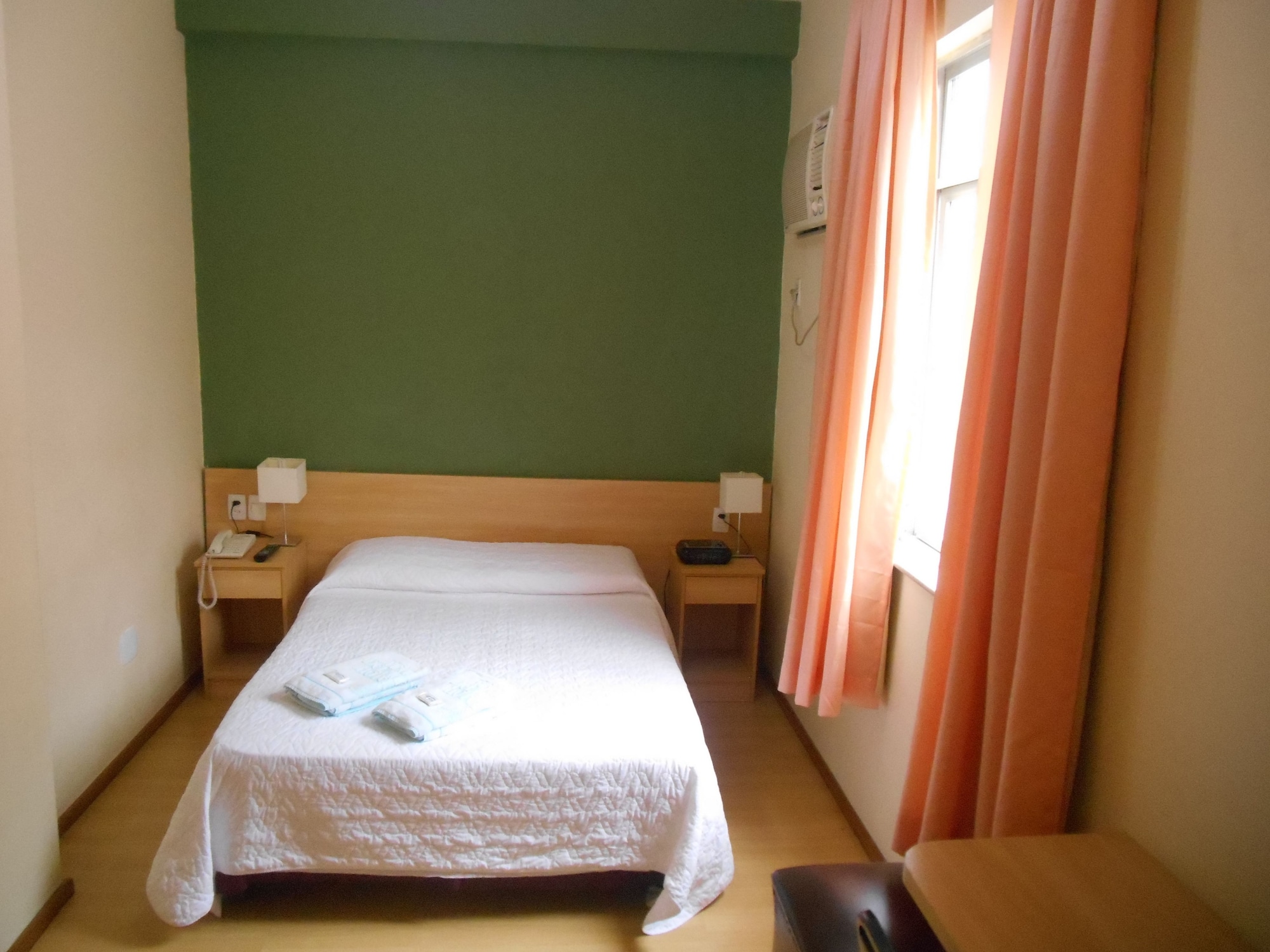 ROOM, SINGLE