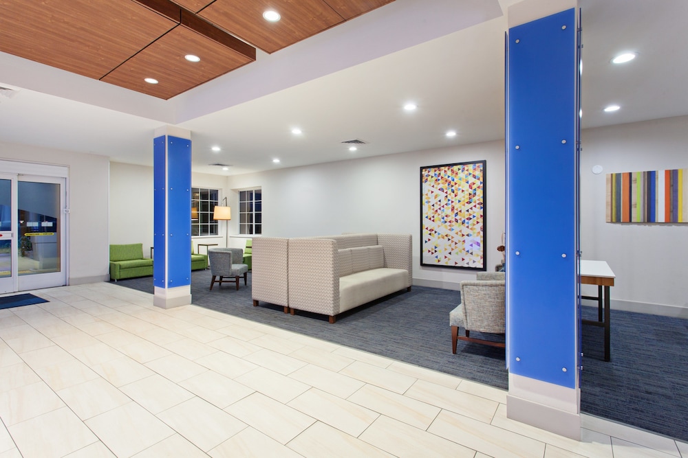 Holiday Inn Express Hotel & Suites Corona 16/57