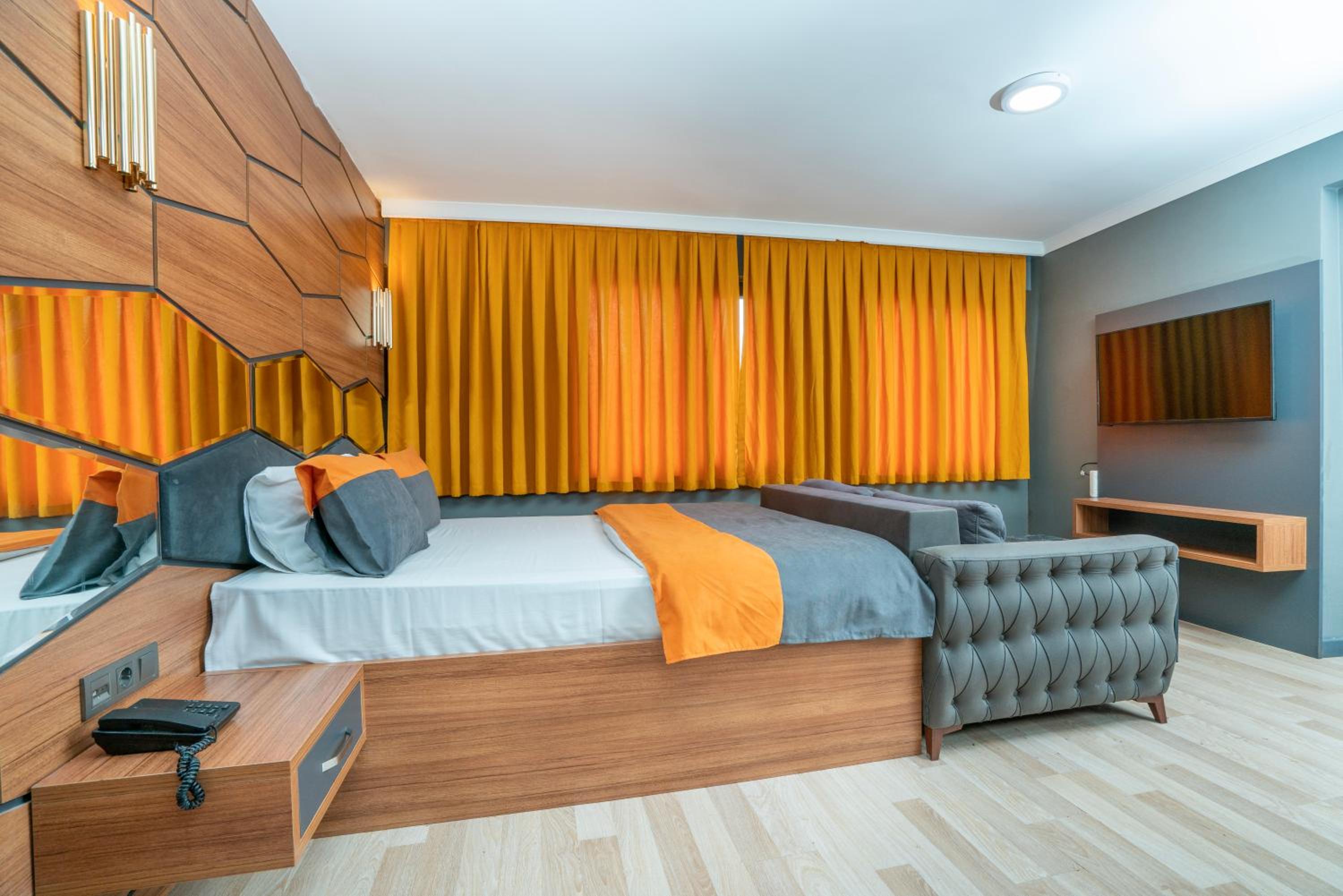 F&B Suite 4/19