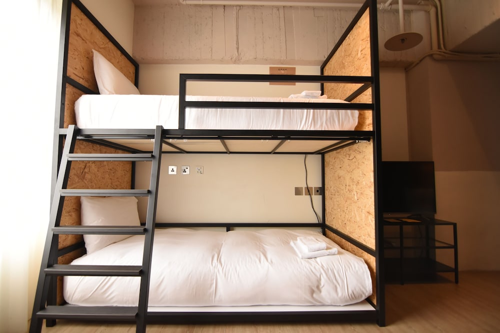 ROOM, 6 BEDS, SHARED BATHROOM