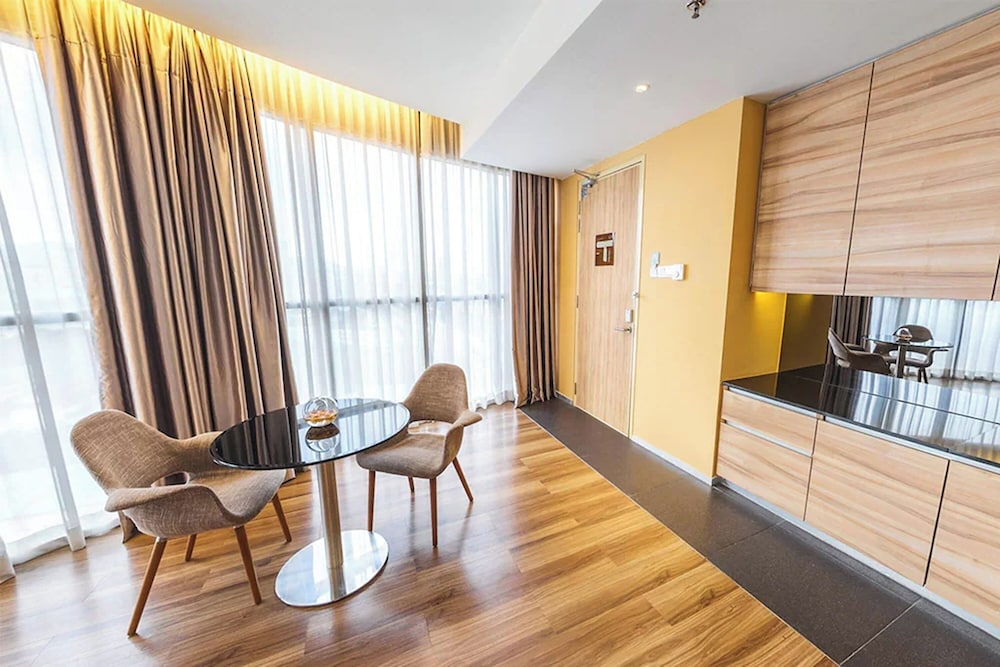 EXECUTIVE SUITES