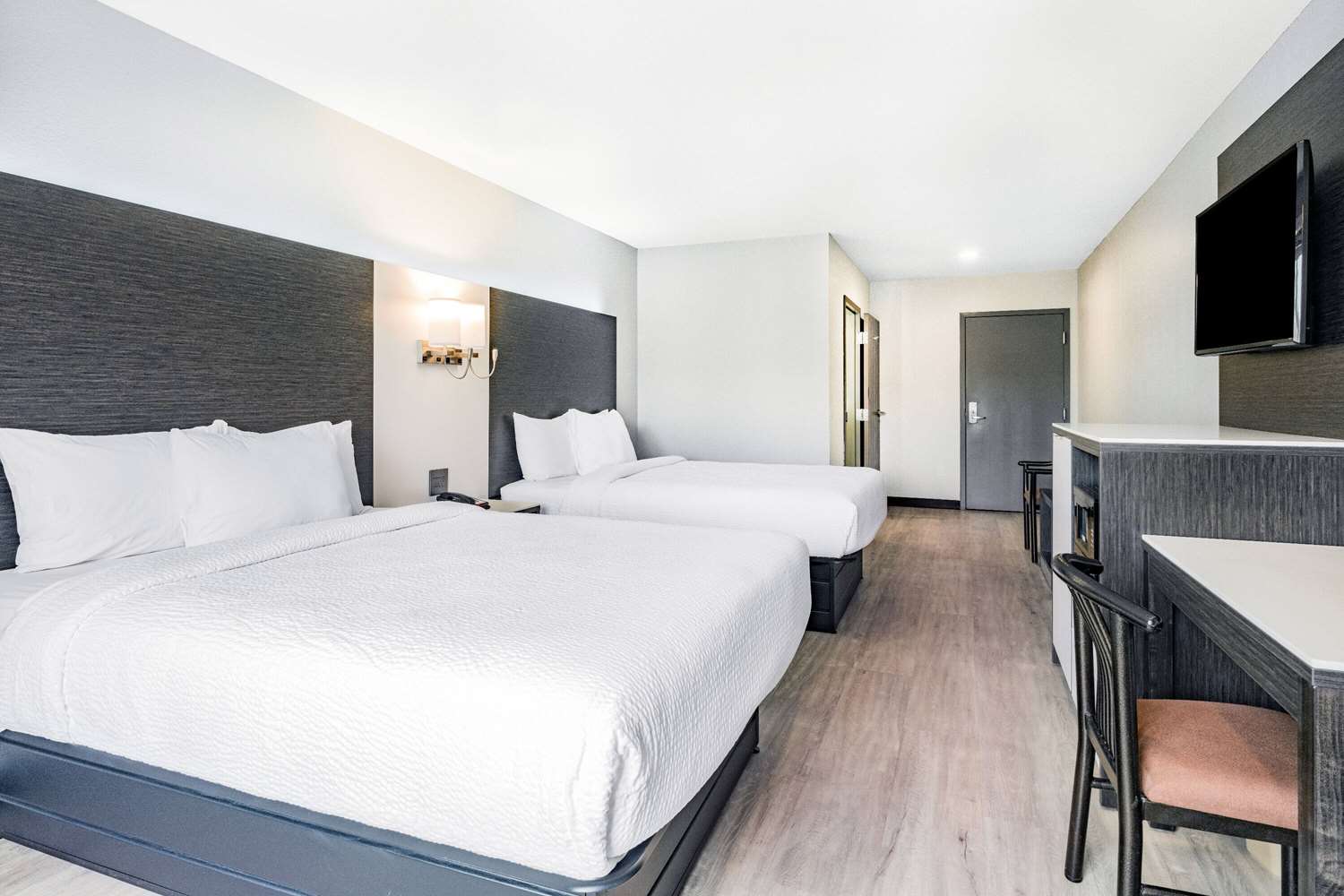 Days Inn and Suites By Wyndham Niagara Falls/Buffalo 18/40