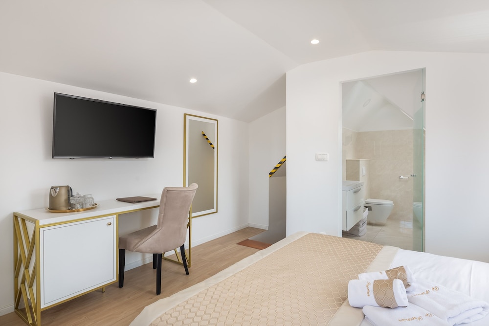 Le Premier Luxury Rooms 14/43