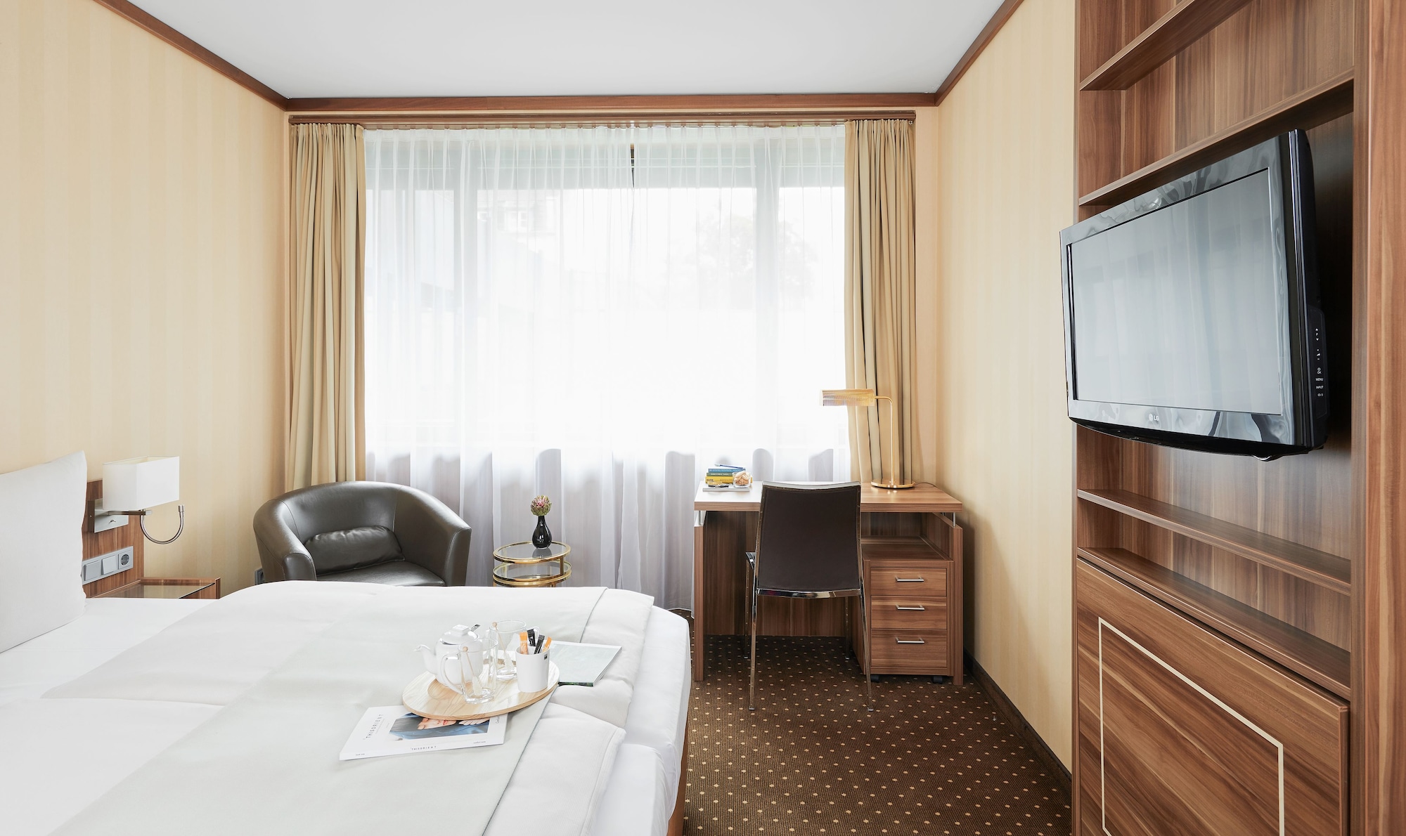 BUSINESS, PLUS, DOUBLE OR TWIN BED, COURTYARD VIEW