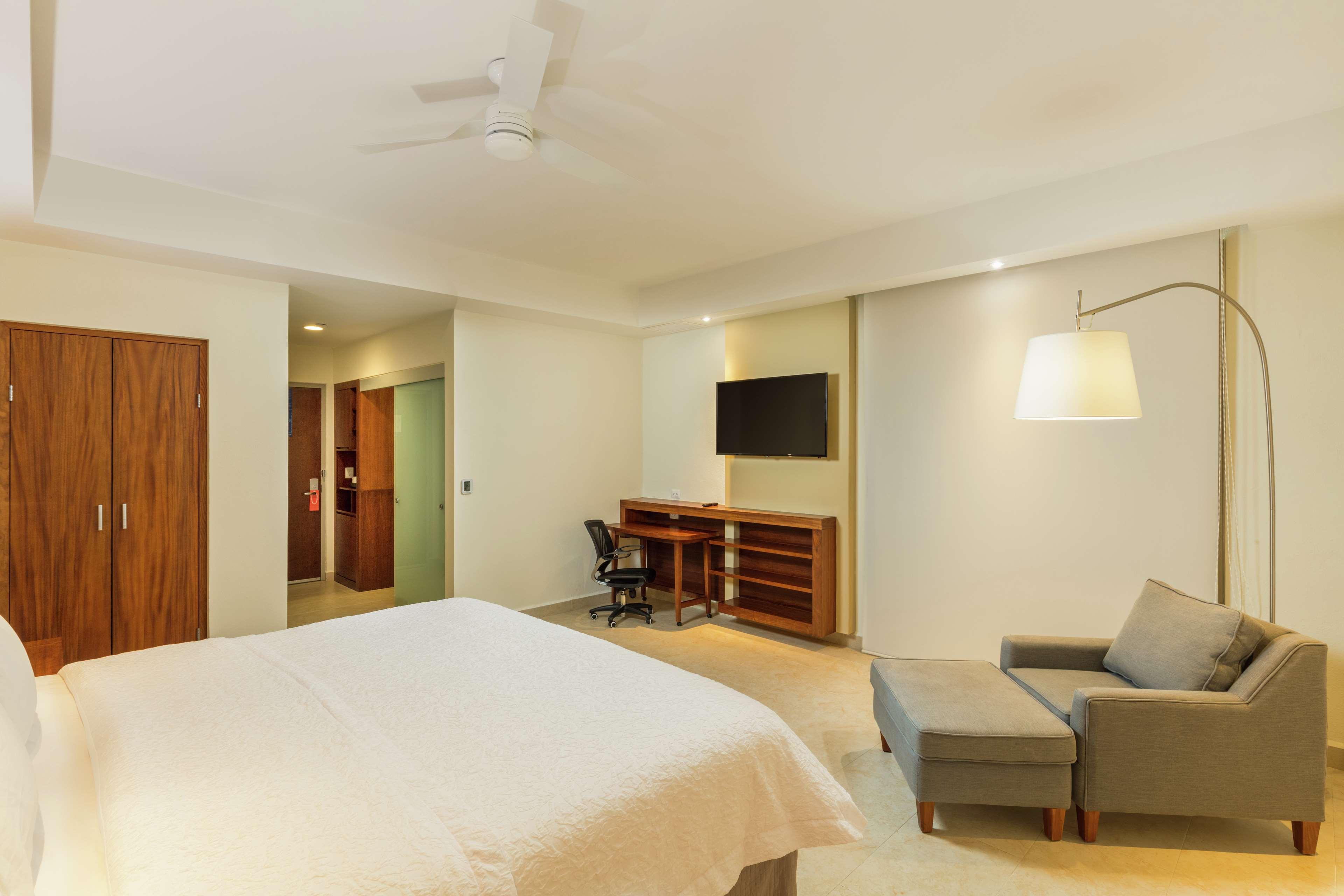 STUDIO, SUITE, KING BED