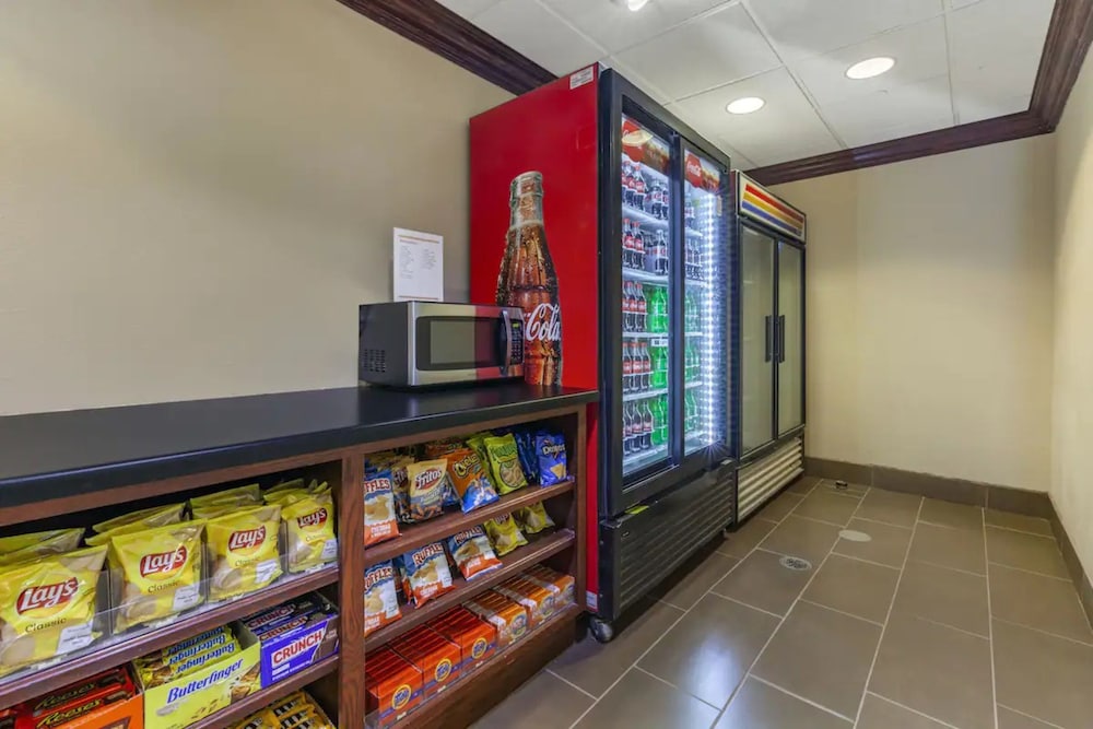 Holiday Inn Express And Suites Milwaukee Nw Park Place 54/79