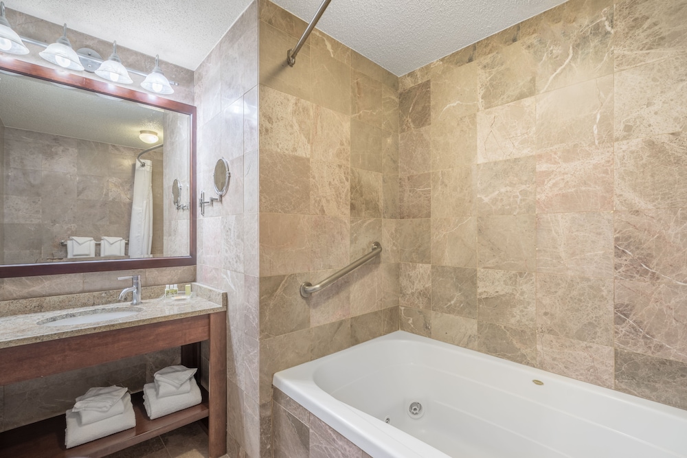 Holiday Inn Cape Cod - Hyannis 12/34