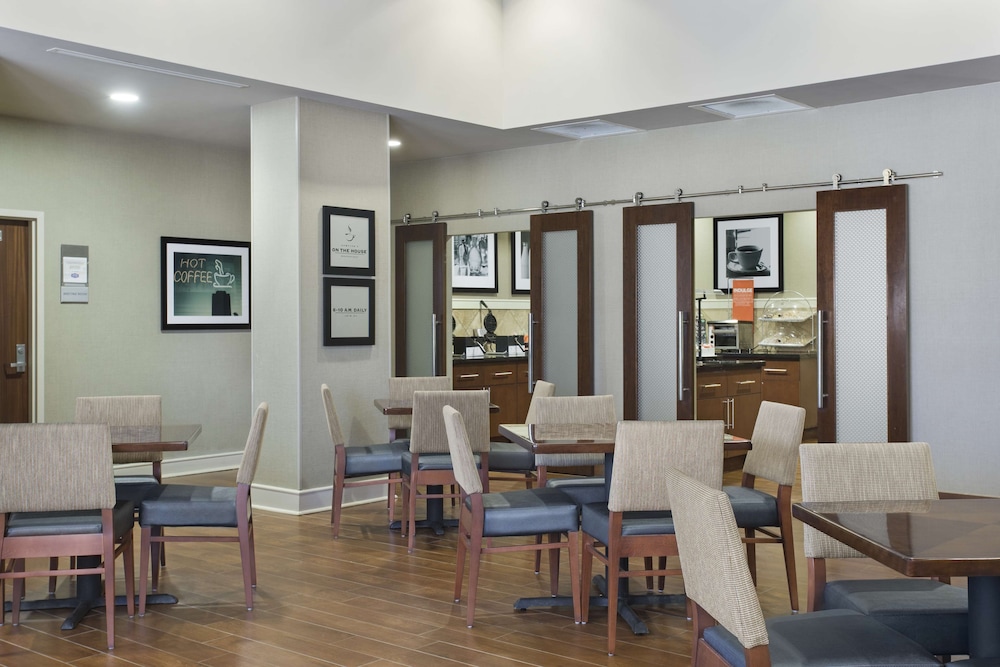 Hampton Inn Suites Little Rock Downtown 30/35