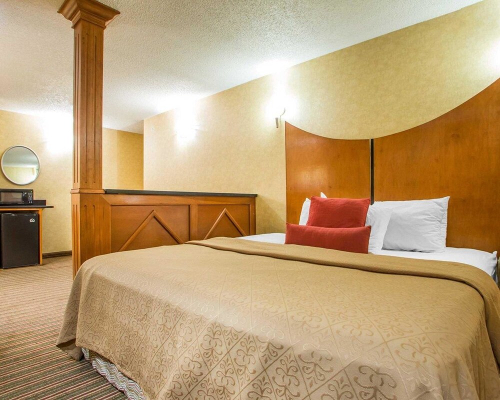 SUITE, KING BED