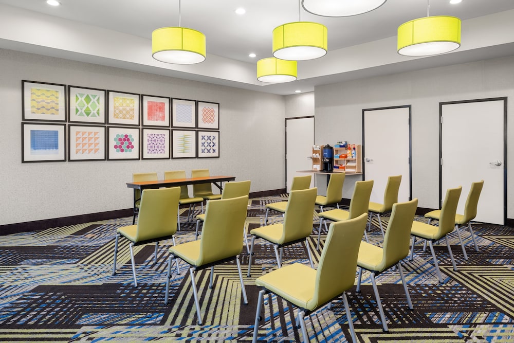 Holiday Inn Express Suites Graham 47/50