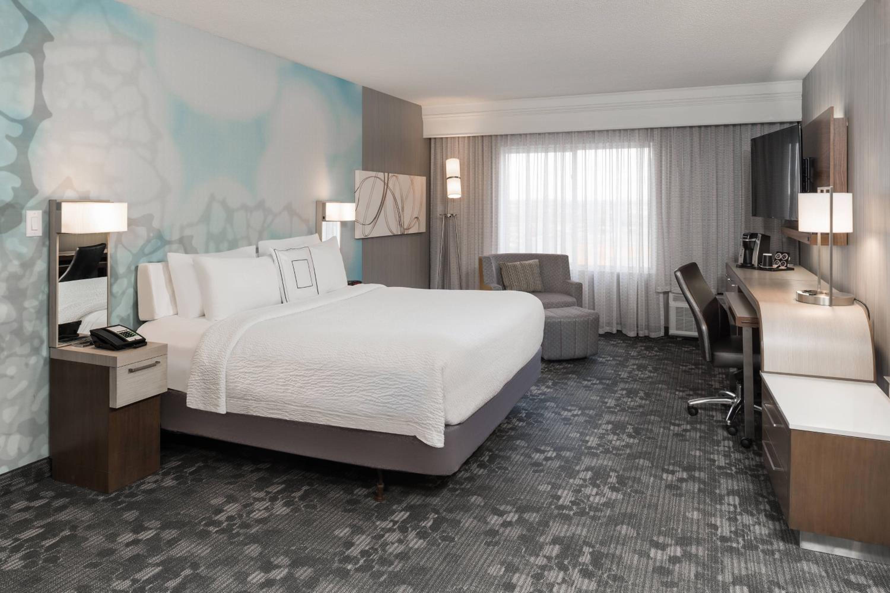 غرفة كبيرة بسرير كينج، Courtyard By Marriott Toronto Vaughan 2/7