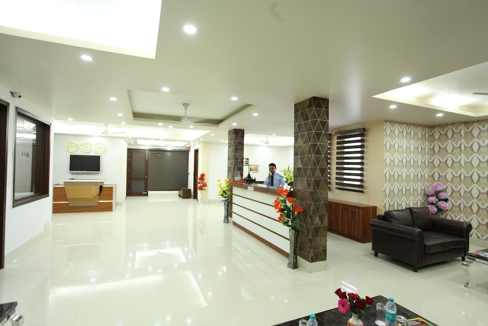 Oyo 5198 Hotel Hcgrand 3/31