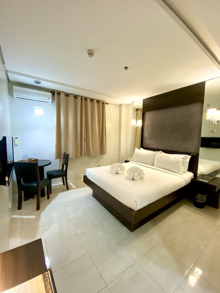 Ninong's Hotel 33/41