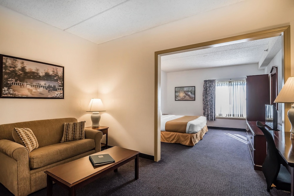 Quality Inn & Suites Albany Airport 18/36