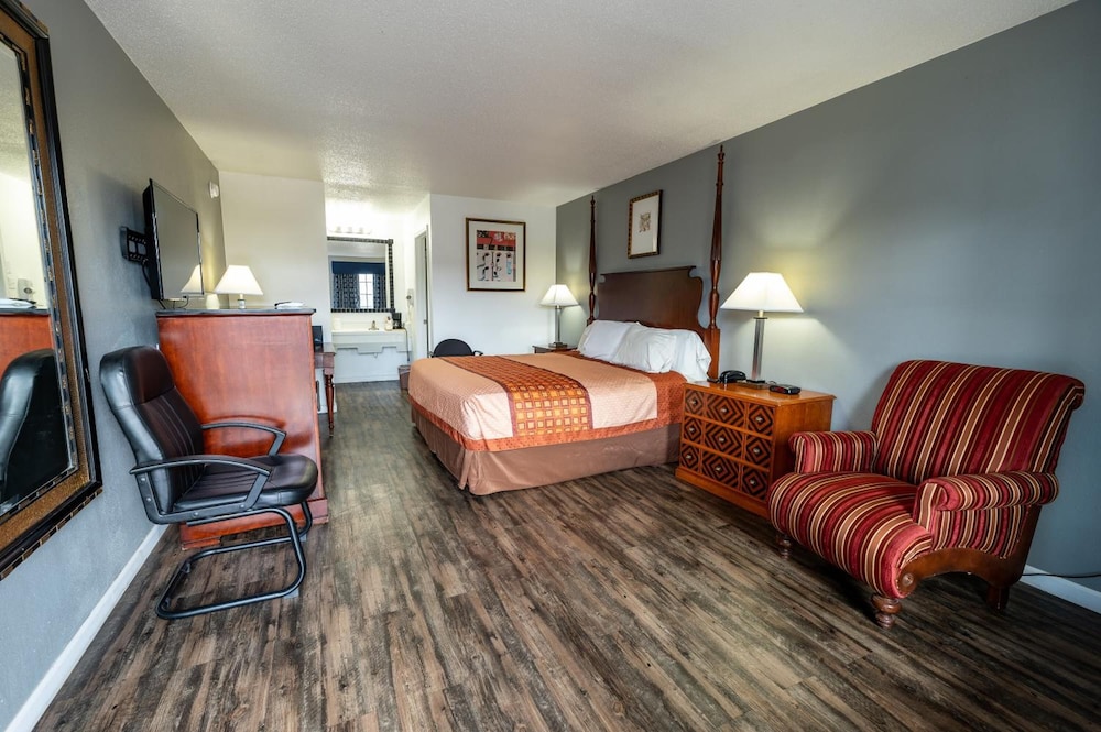 Americas Best Value Inn & Suites - Russellville 16/32