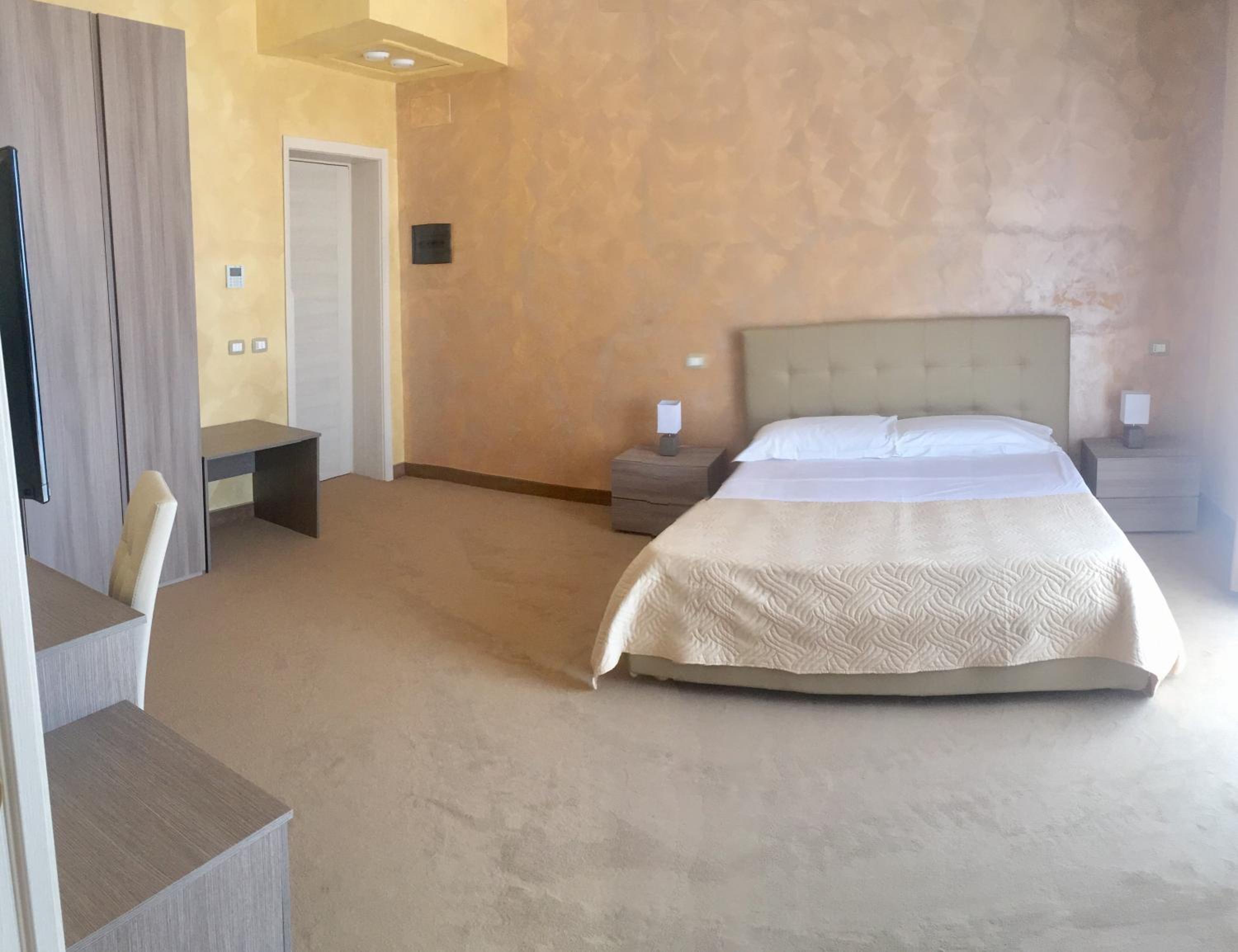 Deluxe, Double Bed, Side Sea View
