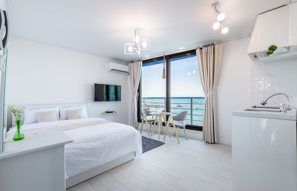 On The Sea Pension 41/80