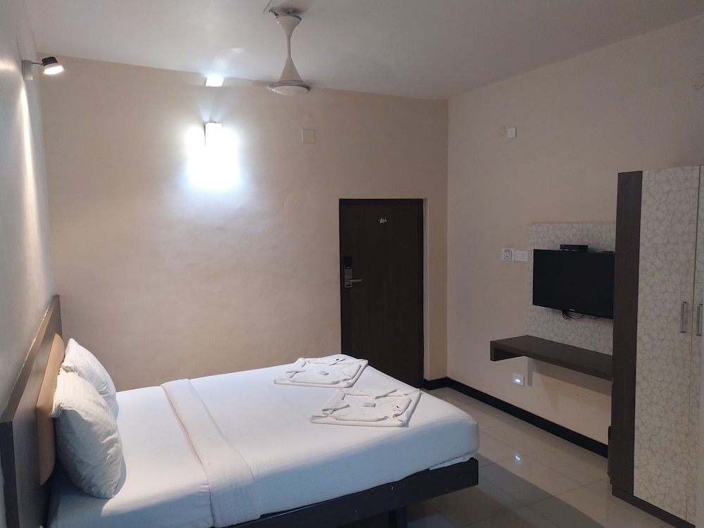 HOTEL SOWNTHARIYAM 13/30