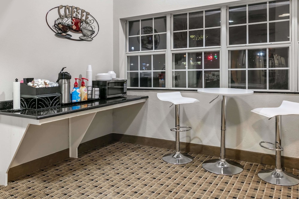 Microtel Inn And Suites Scott 24/37