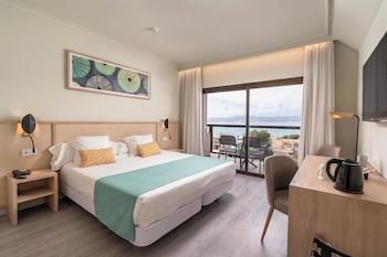 Room, Single, 2 Double Beds, Partial Sea View, Balcony