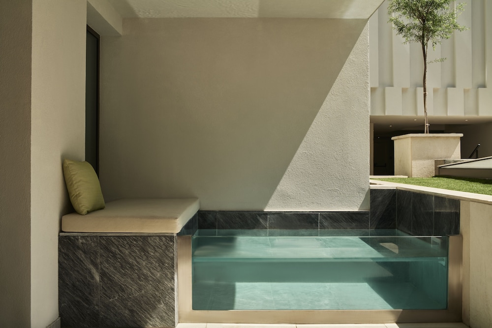 Grand Hyatt Athens 25/50