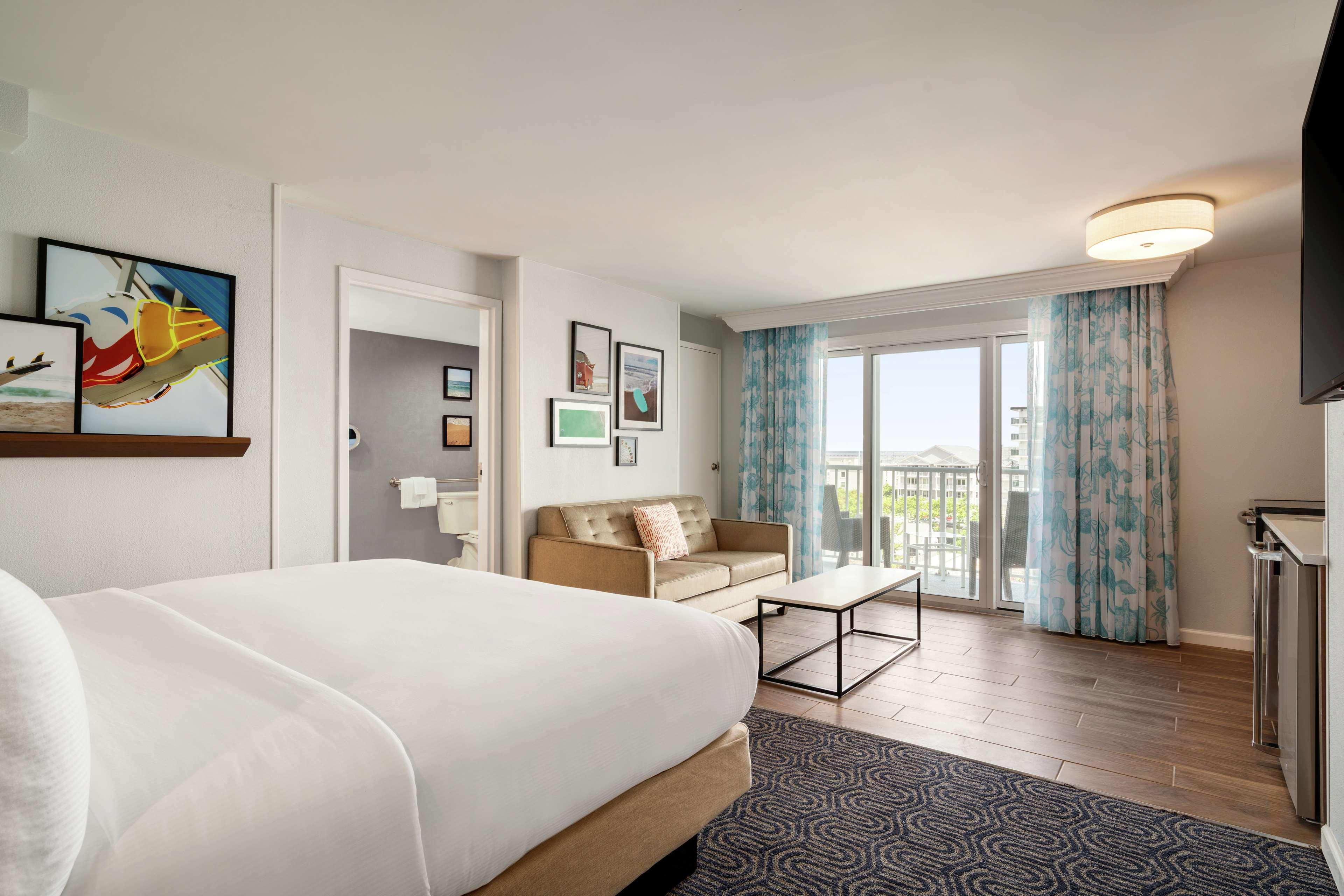 ROOM, KING BED, PARTIAL OCEAN VIEW, BALCONY, ACCESSIBLE