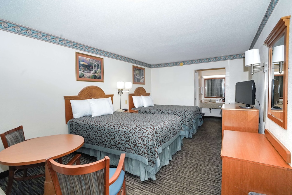 Days Inn By Wyndham Lake City I-75 14/27