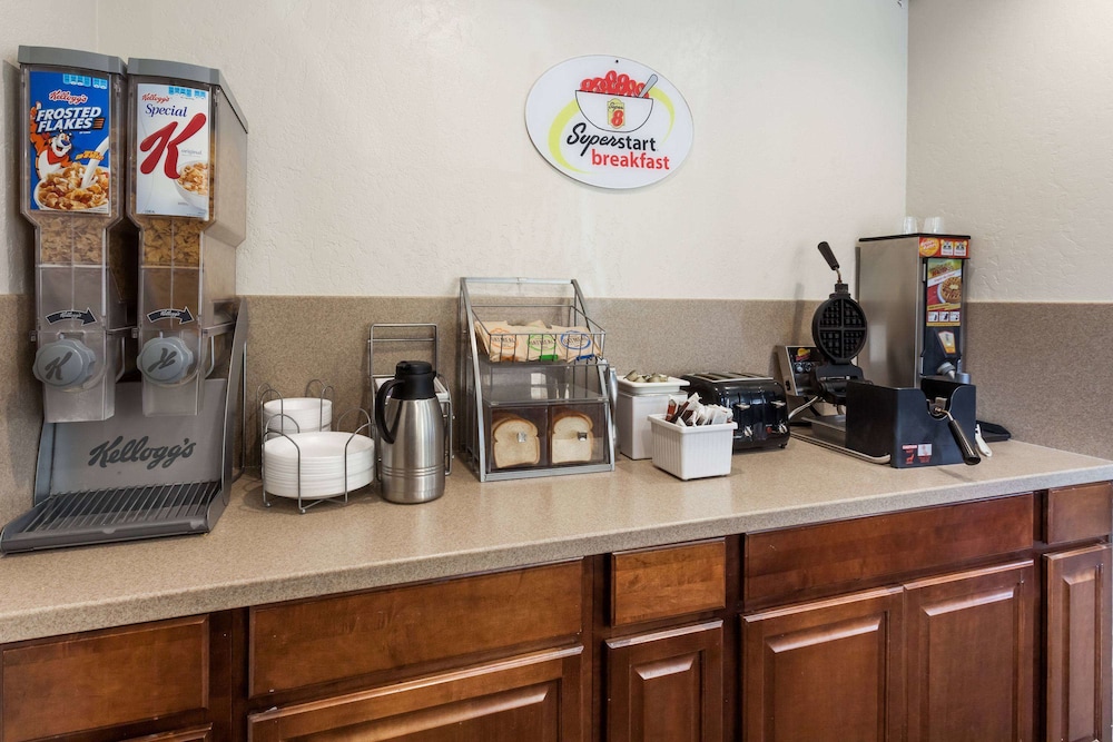 Super 8 By Wyndham Visalia 17/26
