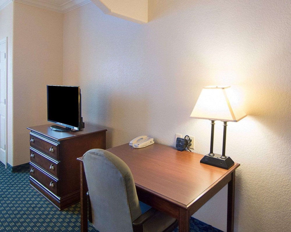 Comfort Suites Tomball Medical Center, TX 56/57