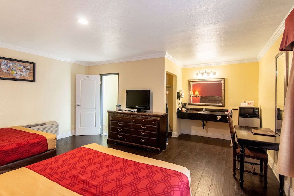 Econo Lodge Long Beach I-405 18/25