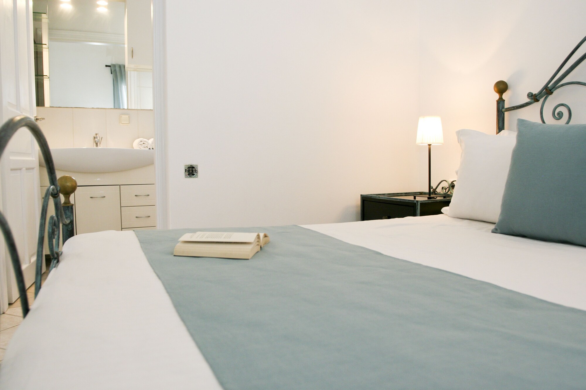 2 Bedrooms, Family Suite, Queen and Twin Beds, Beach View, 2 Bathrooms