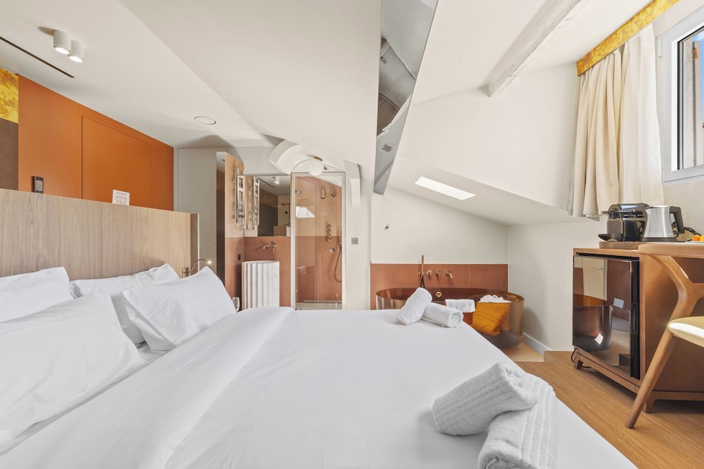 Modern Waikiki Hotel 20/50