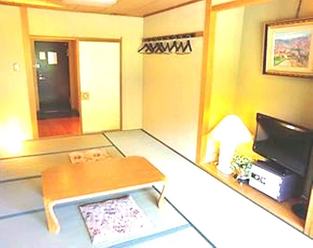 TRADITIONAL, SHARED BATHROOM