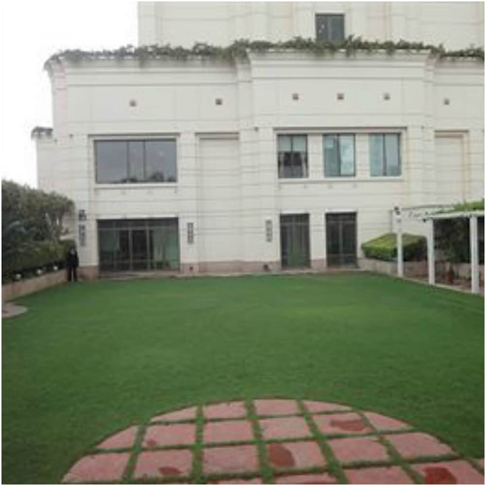 Radisson Hotel Varanasi 67/73