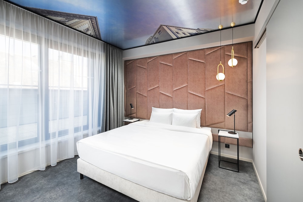Panorama, Suite, Queen Bed, Partial View
