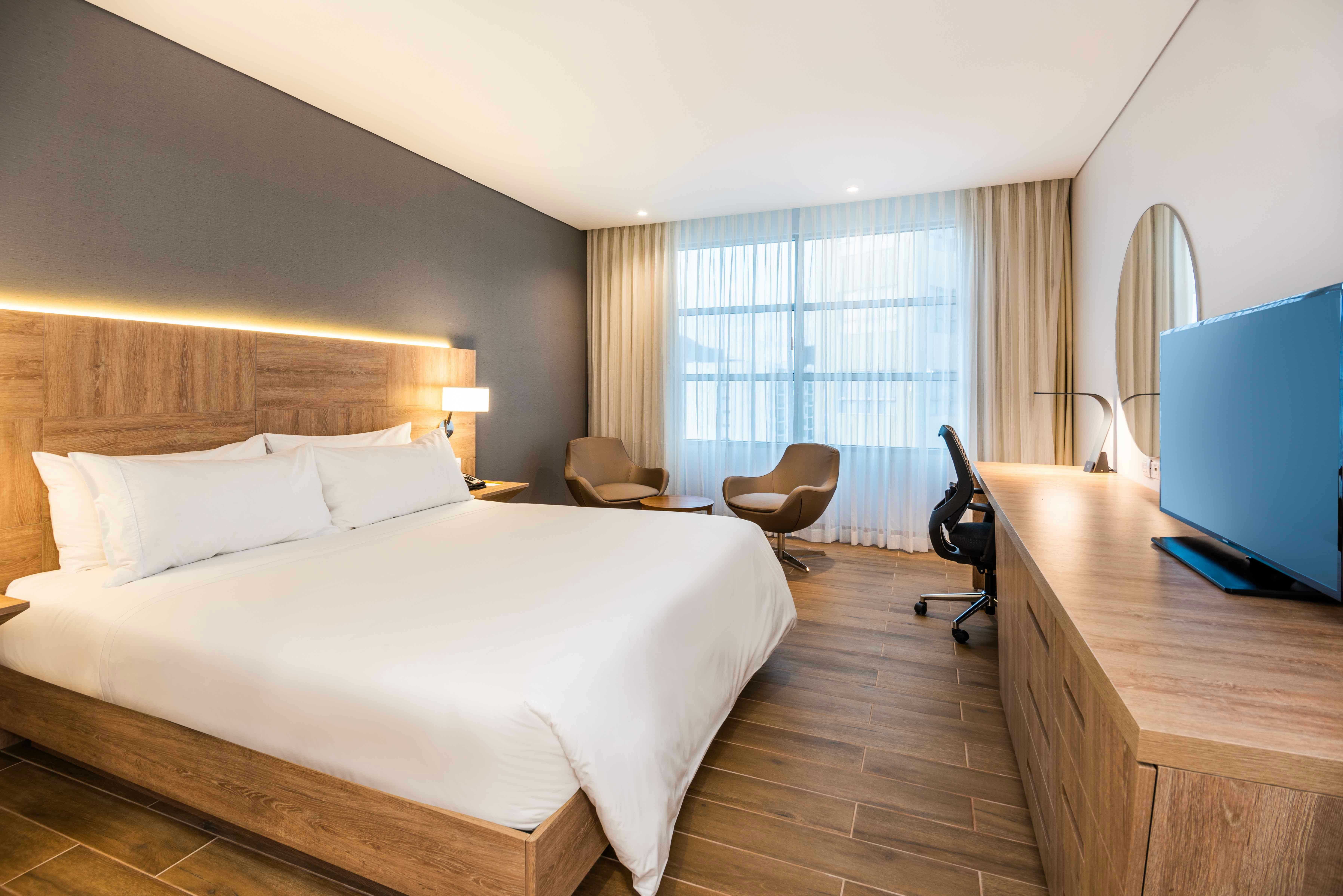 DELUXE, KING BED