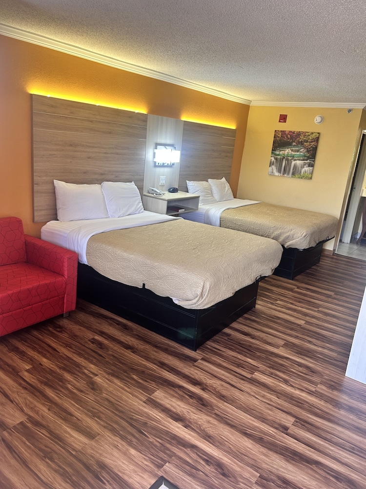 Home Town Inn And Suites 13/47