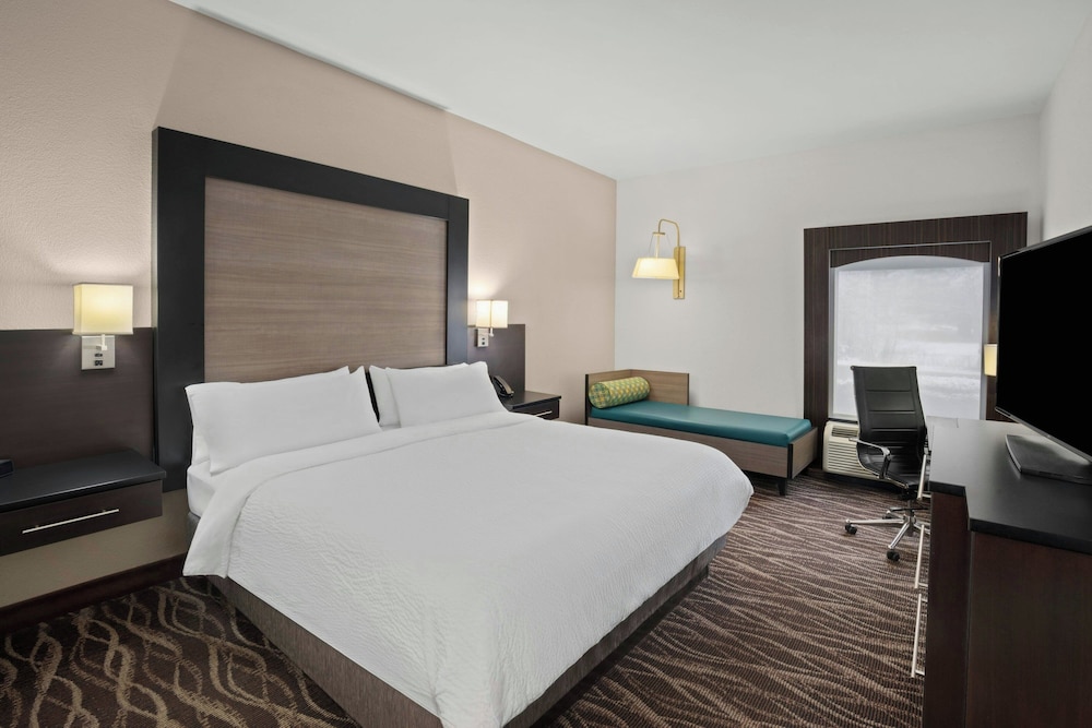 Suite, King Bed, Sofa, Jetted Tub